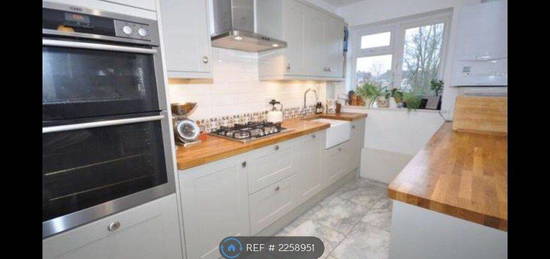 Maisonette to rent in Cranebrook, Twickenham TW2