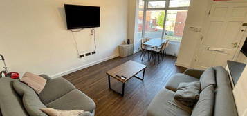 Room to rent in Beechwood Terrace, Leeds LS4