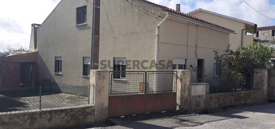 Moradia T3+1 com sótão, arrecadação, quintal frutífero, garagem