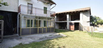 Casa di paese in vendita in via Perosina