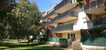 Appartement T2, spacieux avec terrasse et parking (13014)