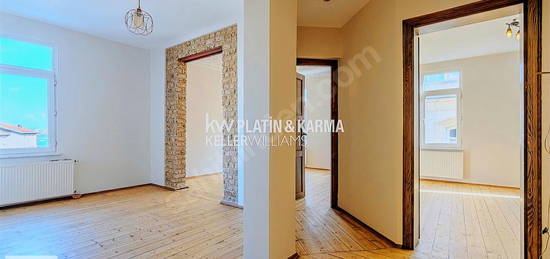 Galata'da Tarihi Binada Deniz Manzaralı, Balkonlu Kiralık Daire