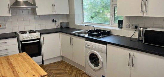 4 bed flat to rent