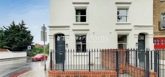 End terrace house to rent in North Hill, Highgate N6