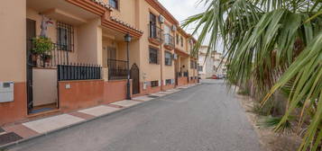 Chalet adosado en venta en calle Leon