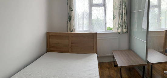 Room to rent in The Heights, Northolt UB5