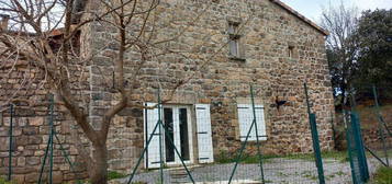 Petite maison mitoyenne meublé avec jardinet