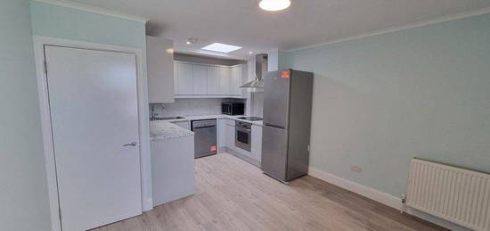 Flat to rent in Cambridge Gardens, London W10