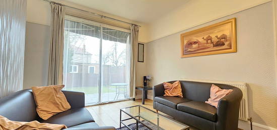 Flat to rent in Imperial Drive, Harrow HA2