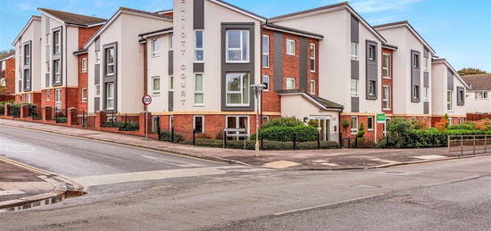 Flat for sale in Elliott Court, High Street North, Dunstable, Bedfordshire LU6