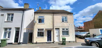 2 bed semi-detached house for sale