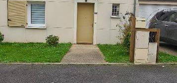 Maison individuelle avec garage et jardin