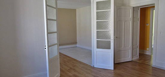 Appartement  à louer, 3 pièces, 2 chambres, 61 m²