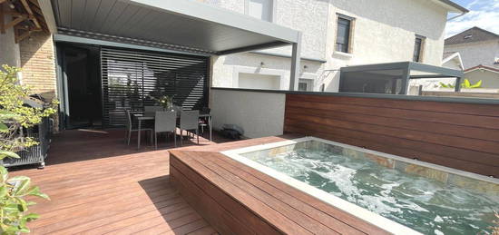 Jolie maison de ville avec terrasse et jacuzzi