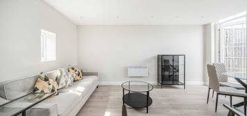 Flat for sale in Sandycombe Road, Kew, Richmond TW9