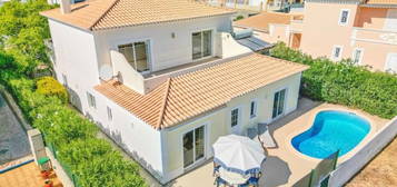 Lovely, 2 storey, 4 bedroom villa with swimming pool (kidney shape)...