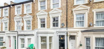 Maisonette for sale in Silvester Road, London SE22