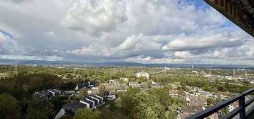 4 Zi.-Wohnung mit sensationellem Panoramablick bis in den Taunus. Frisch renoviert!