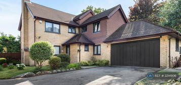 5 bedroom detached house