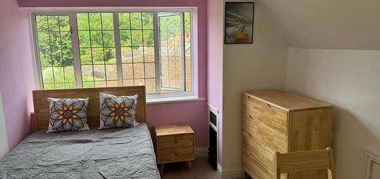 Room to rent in Quality Street, Merstham, Redhill RH1