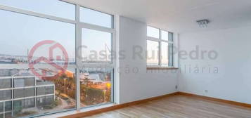 Apartamento T2 Duplex em Torre de Luxo