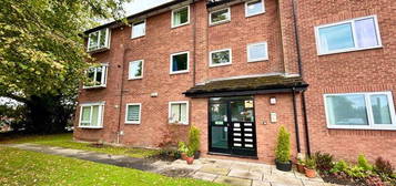 Flat to rent in Worsley Road, Swinton, Manchester M27