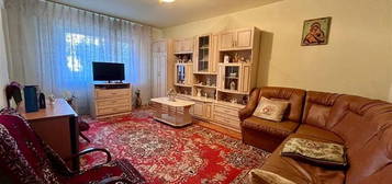 Apartament de vanzare, 3 camere, decomandat, etajul 1, 72mp, piata Cug