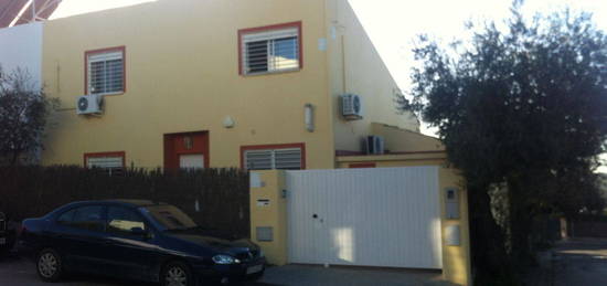 Chalet pareado en venta en calle Alcázar, 23