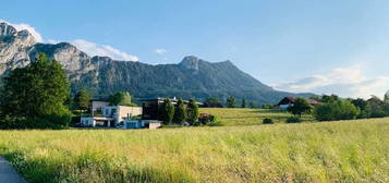 Modernes Einfamilienhaus mit sonnigem Garten und Bergblick