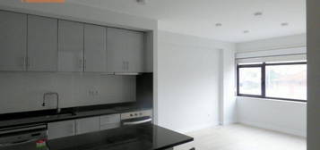 Apartamento T1+1 na Rua da Rasa com cozinha equipada