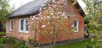 Freistehendes Einfamilienhaus mit Garage und Garten