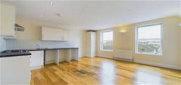 Flat to rent in The Greyhound, Holland Road SE25