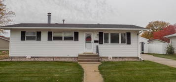 1320 Pamela Ave, Holdrege, NE 68949