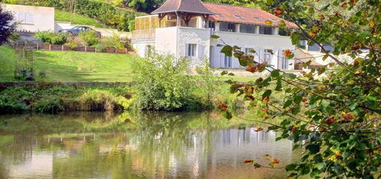 Superbe maison au bord de la rivière dans un village avec commerces