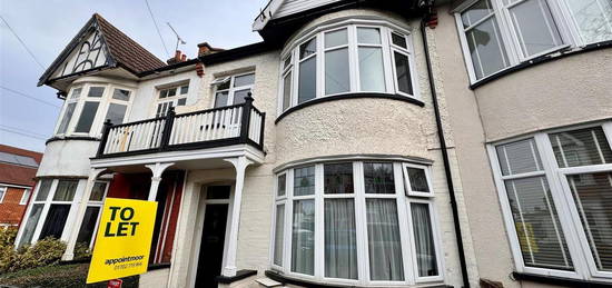 Flat to rent in Westminster Drive, Westcliff-On-Sea SS0