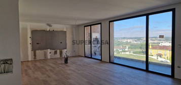 Apartamento T3 novo na Cruz da Areia, Leiria, com garagem box fechada, varanda, dois elevadores, com acabamentos e equipamentos topo de gama. Em fase de construção, previsão de conclusão no verão de 2024.