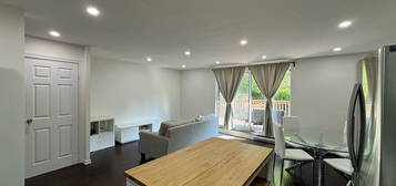 1050 Falgarwood Dr #122, Oakville, ON L6H 2P3