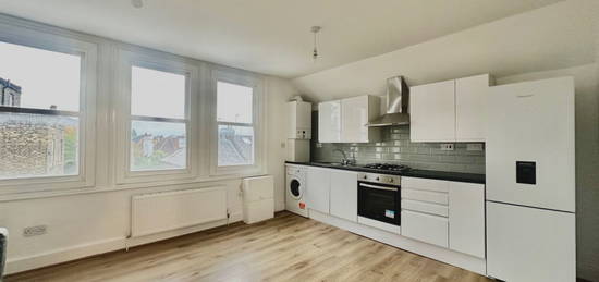 Flat to rent in Blandfield Road, London SW12