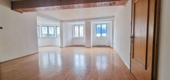 Großzügige Altbau - Wohnung 1 Stock  - wohnen im Zentrum !