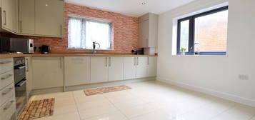 4 bedroom detached house to rent