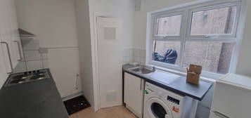 Flat to rent in Turnpike Lane, London N8