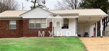 1402 Moss Point Dr, Southaven, MS 38671