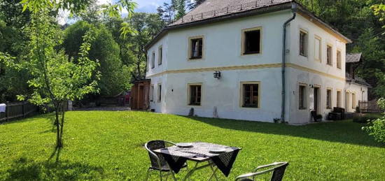 Wohnen im Gesindehaus -Single- oder Pärchenwohnung im Obergeschoß mit Garten und Flußzugang