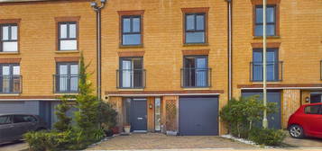 4 bed town house to rent