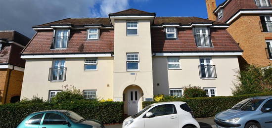 Flat to rent in Yenston Close, Morden SM4