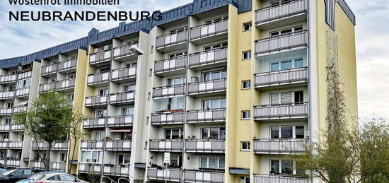 MIT BALKONUND KELLERRAUM: RENOVIERTE UND HELLE DREI-RAUM-WOHNUNG