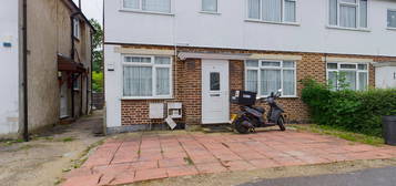 Flat to rent in Windsor Close, Northwood HA6