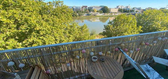 T2 centre (quai magellan) avec parking et terrasse vue sur la Loire