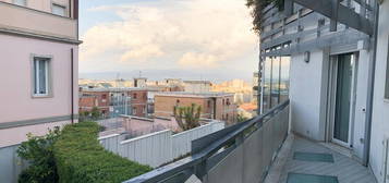 Bivano arredato con balcone e posto auto