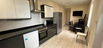 6 bedroom terraced house to rent